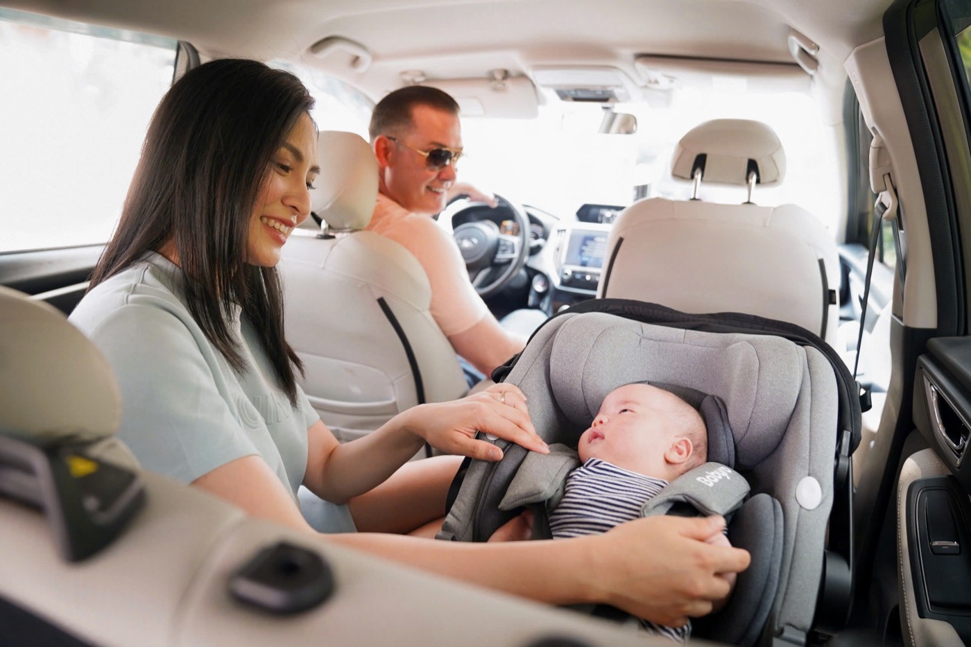 Em bé ngồi ghế ô tô Babyro cùng bố mẹ trong xe